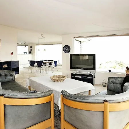 Two-bedroom Holiday In 23 بيت للعطل